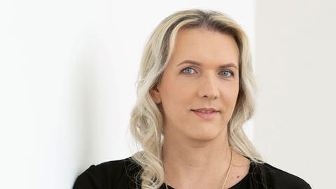 Aktivistin und transfrau Julia Monro schaut in die Kamera.