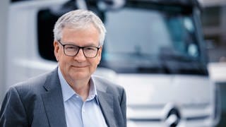 Martin Daum, Chef Daimler-Trucks, blickt in die Kamera. LKWs mit Batterien oder Wasserstoff – Wie sieht die Zukunft im Gütervekehr auf den Straßen aus? Darüber sprechen wir mit ihm in SWR1 Leute