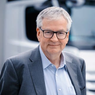 Martin Daum, Chef Daimler-Trucks, blickt in die Kamera. LKWs mit Batterien oder Wasserstoff – Wie sieht die Zukunft im Gütervekehr auf den Straßen aus? Darüber sprechen wir mit ihm in SWR1 Leute