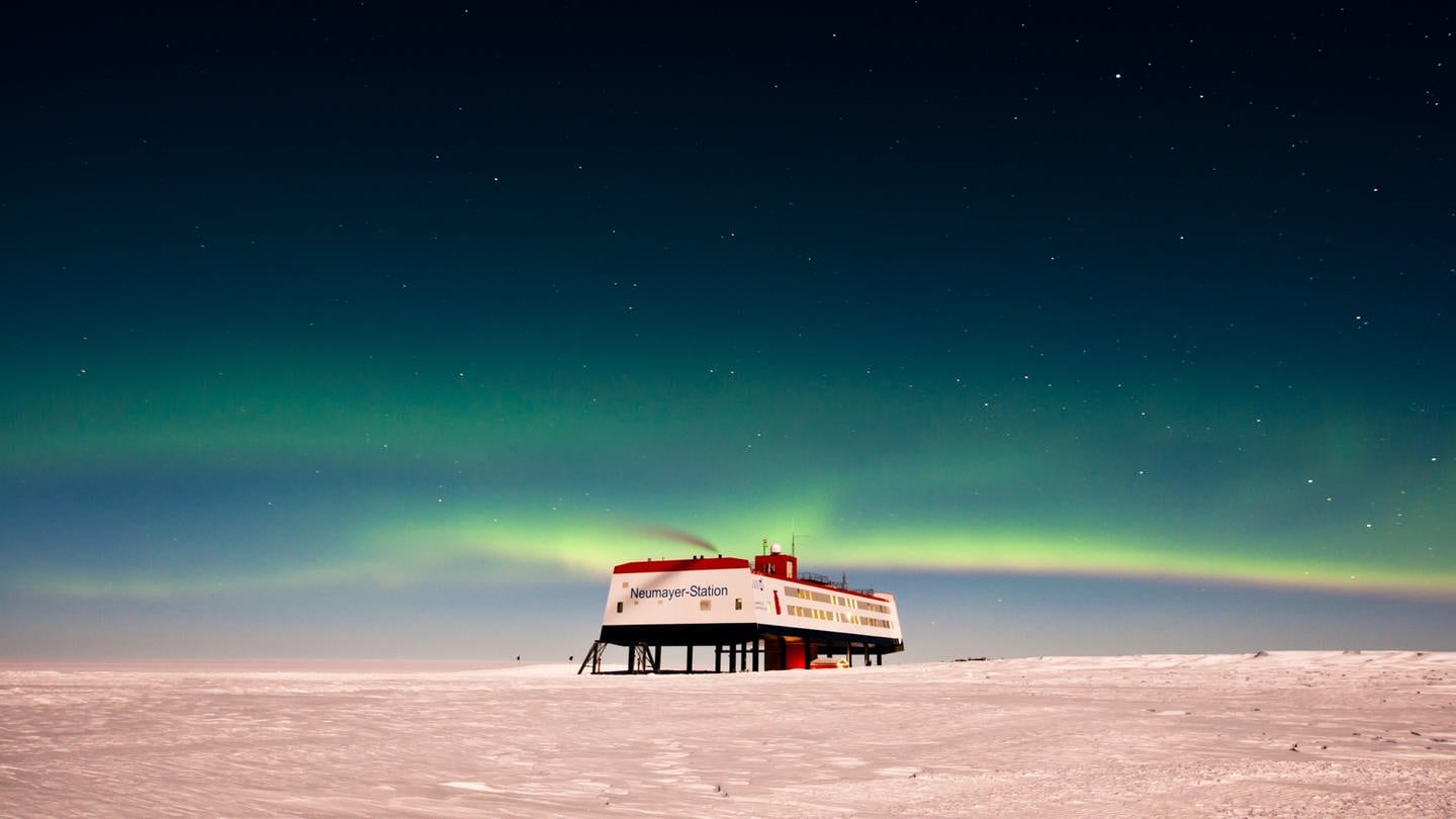 Polarlichter über der deutschen Antarktis-Forschungsstation Neumayer-Station III.