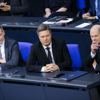 Christian Lindner, Robert Habeck und Olaf Scholz sitzen nebeneinander im Bundestag. Symbolbild für das Ende der Ampelkoalition