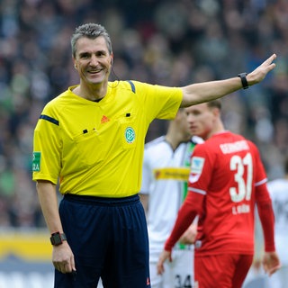 Schiedsrichter Knut Kircher beim Spiel FC Bayern München gegen Hannover 96 in der Bundesliga.