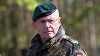 André Bodemann, Generalleutnant, steht in Camouflage-Uniform und Barett auf dem Truppenuebungsplatz in Münster. Cyber-Attacken, Terrorwarnungen und Russlands Militär-Pläne: Generalleutnant André Bodemann kennt als Befehlshaber des Territorialen Führungskommandos die aktuelle Bedrohungslage für Deutschland. In SWR1 Leute beschreibt er, wie der "Operationsplan Deutschland" dem begegnen will