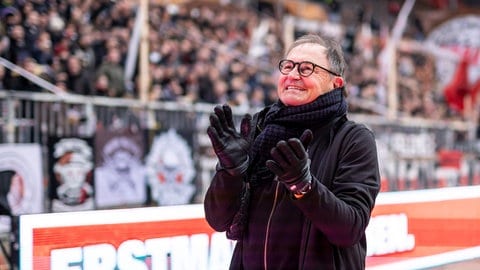 Ewald Lienen klatscht bei einem Bundesligaspiel zwischen dem FC St. Pauli und FC Bayern München in die Hände. Ewald Lienen war einer der begnadetsten Stürmer seiner Zeit mit 333 Spielen in der 1. Bundesliga. Mit Borussia Mönchengladbach feierte er seine größten Erfolge als Spieler. Als Trainer war er verantwortlich für 13 Clubs, zuletzt trainierte er den FC St. Pauli. In SWR1 Leute erzählt er von seiner Karriere.