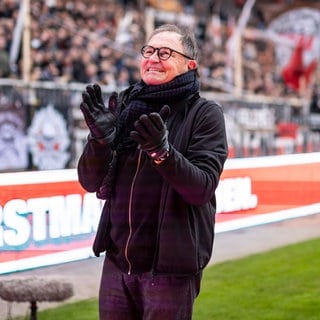 Ewald Lienen klatscht bei einem Bundesligaspiel zwischen dem FC St. Pauli und FC Bayern München in die Hände. Ewald Lienen war einer der begnadetsten Stürmer seiner Zeit mit 333 Spielen in der 1. Bundesliga. Mit Borussia Mönchengladbach feierte er seine größten Erfolge als Spieler. Als Trainer war er verantwortlich für 13 Clubs, zuletzt trainierte er den FC St. Pauli. In SWR1 Leute erzählt er von seiner Karriere.