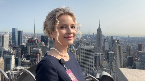 Finanzexpertin Sandra Navidi steht auf dem Rockefeller Center in New York. Die intime Kennerin der USA ist in SWR1 Leute zu Gast. Wir blicken mit ihr hinter die Kulissen des American Dream und erklären, warum das Land gesellschaftlich und politisch so gespalten ist.