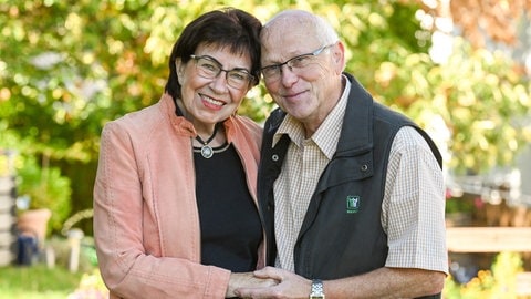 Ulrich und Beate Heinen lachen in die Kamera.