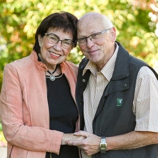 Ulrich und Beate Heinen lachen in die Kamera.