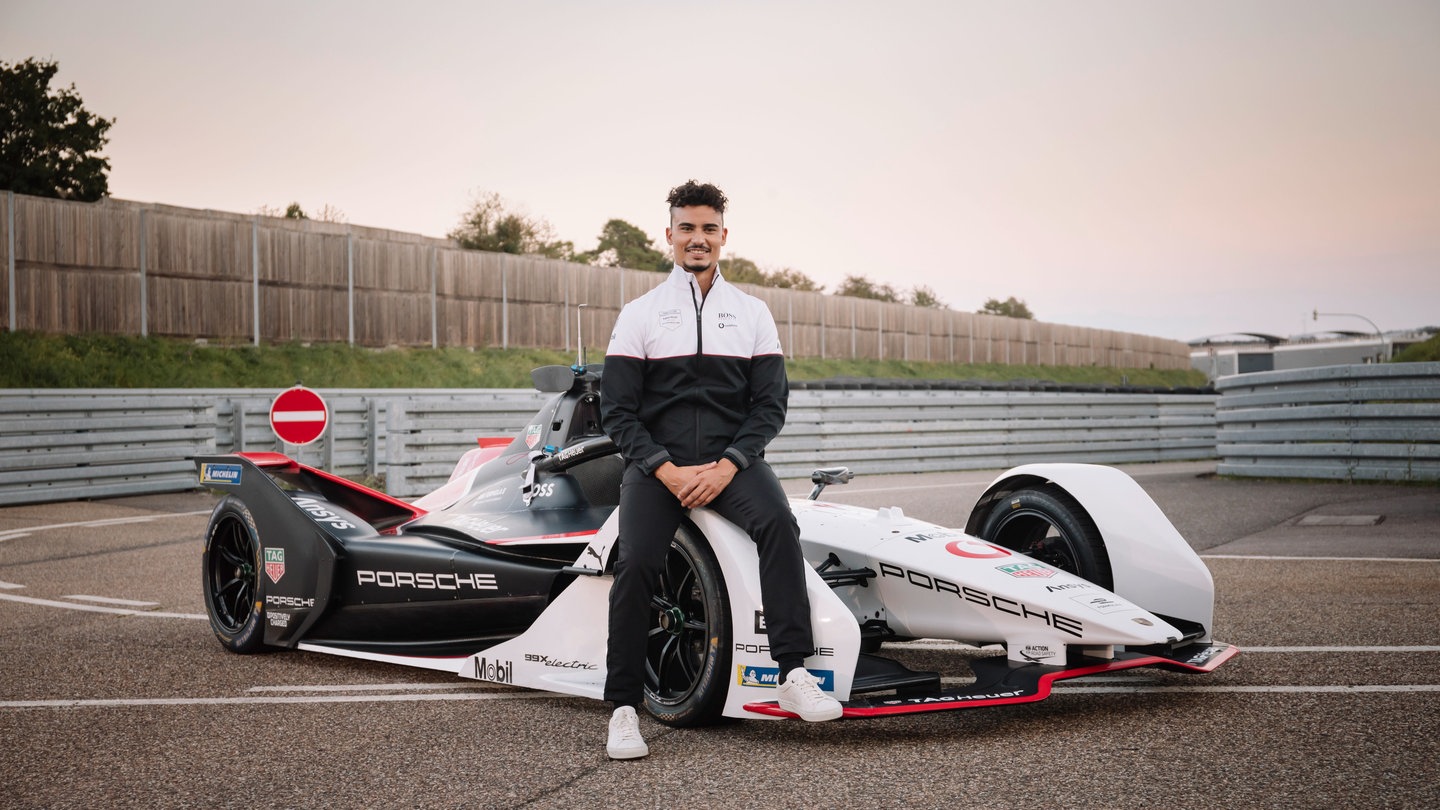 Pascal Wehrlein, TAG Heuer Porsche Formel-E-Team (Foto von 2020). Pascal Wehrlein ist Weltmeister in der Formel E. Und er hat noch große Ziele: Er möchte die 24 Stunden in Le Mans fahren und gewinnen.