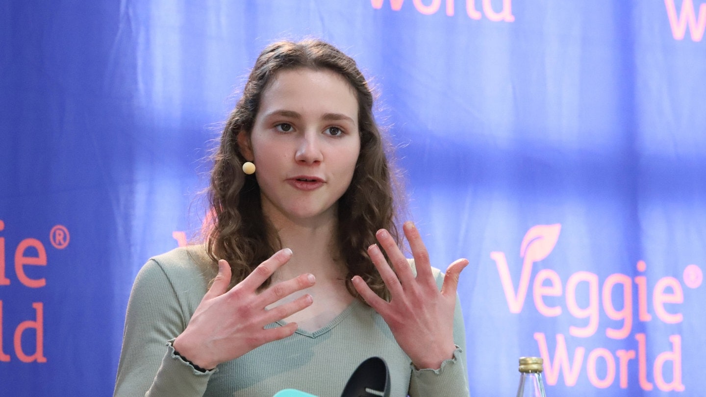 Die vegane Foodbloggerin Maya Leinenbach spricht 2022 auf der Messe Veggie-World. Maya Leinenbach bloggt über vegane Ernährung. Ihr 