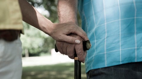 Frau legt ihre Hand auf die Hand eines älteren Mannes mit Gehstock.  Gesundheit, Gesellschaft, Pflege und Familie sind die Themen, mit denen sich Autorin und Journalistin Peggy Elfmann intensiv auseinandersetzt. In diesen Bereichen hat sie selbst ihre Erfahrungen gemacht: Sie begleitete lange ihre an Alzheimer erkrankte Mutter. Ihre Erfahrungen hat sie in ihrem Buch  "Meine Eltern werden alt" gesammelt und spricht darüber in SWR1 Leute