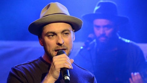 Max Mutzke bei einem Konzert in Schwetzingen. Max Mutzke zieht nach fast 20 Jahren Showgeschäft Zwischenbilanz: im Album "XX", in der Biografie "So viel mehr" - und in "SWR1 Leute Live".