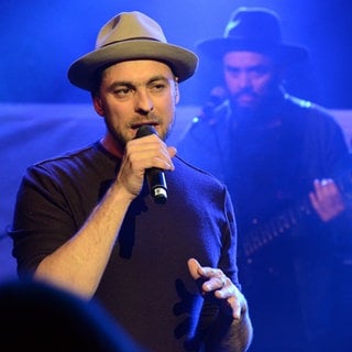 Max Mutzke bei einem Konzert in Schwetzingen. Max Mutzke zieht nach fast 20 Jahren Showgeschäft Zwischenbilanz: im Album "XX", in der Biografie "So viel mehr" - und in "SWR1 Leute Live".