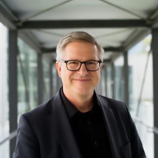 Prof. Frank Brettschneider, Kommunikationswissenschaftler, lächelt in die Kamera. Prof. Frank Brettschneider ist Kommunikationswissenschaftler an der Uni Hohenheim. Er analysiert am Tag nach der Bundestagswahl in SWR1 Leute den Wahlausgang und die Ergebnisse in Baden-Württemberg.