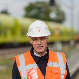 Berthold Huber, Vorstand Infrastruktur der Deutschen Bahn, steht auf der Riedbahnbaustelle am Bahnhof Gernsheim. Wie die Deutsche Bahn ihr Schienennetz in Zukunft modernisieren will und welche Herausforderungen es gibt, verrät Berthold Huber