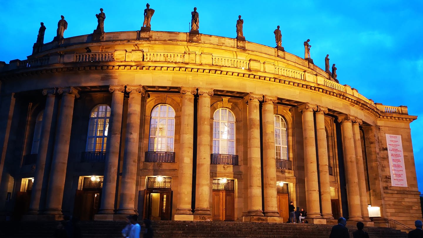 Staatsoper Stuttgart in der Abenddämmerung