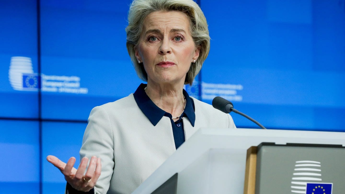 Ursula von der Leyen spricht nach einem außerordentlichen EU-Gipfel zur Ukraine in Brüssel.