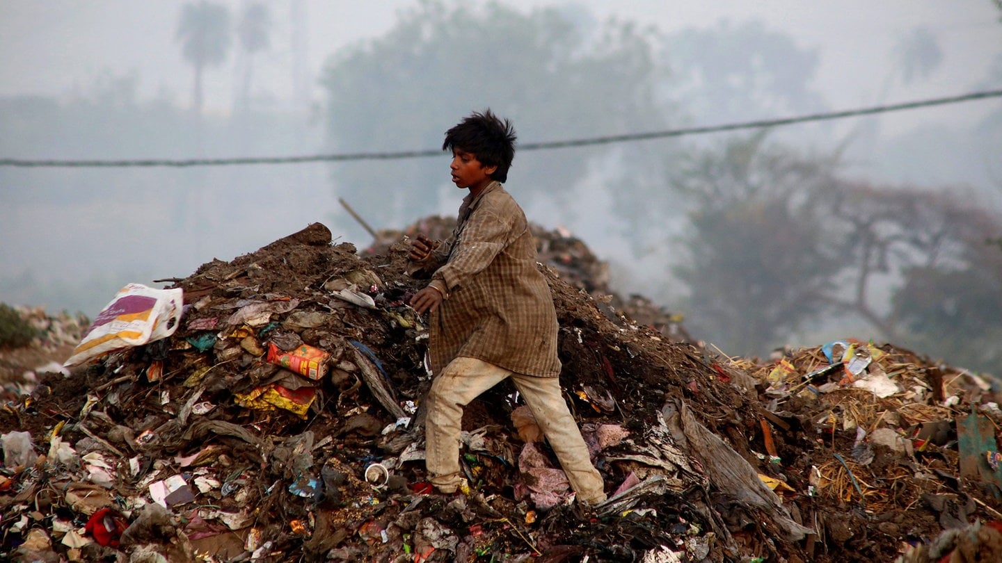 Barfuß Durch Den Müll – Kinderarbeit In Indien - SWR Kultur