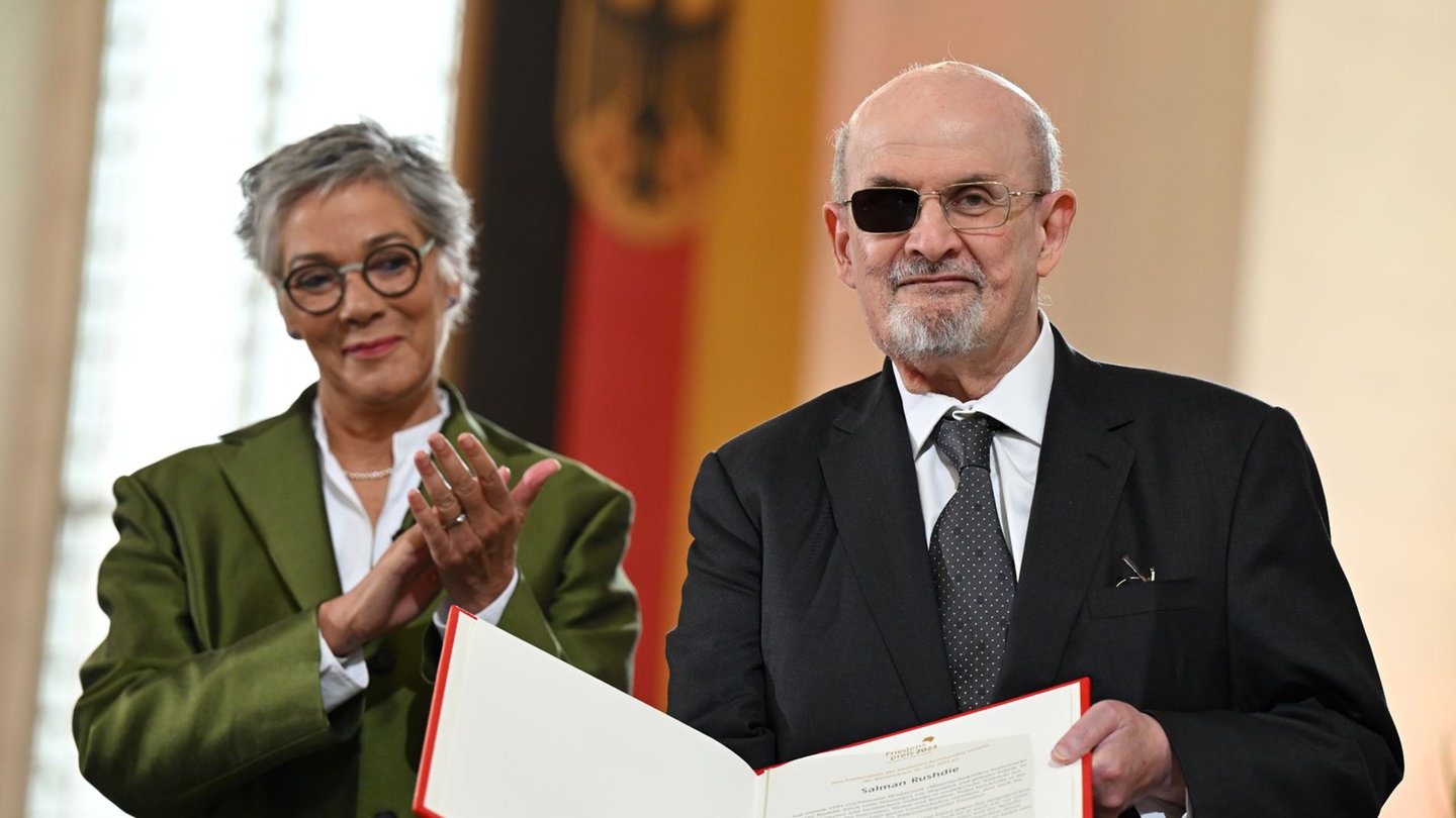 Salman Rushdie Receives German Book Trade’s Peace Prize: A Plea for the Power of Words and Art