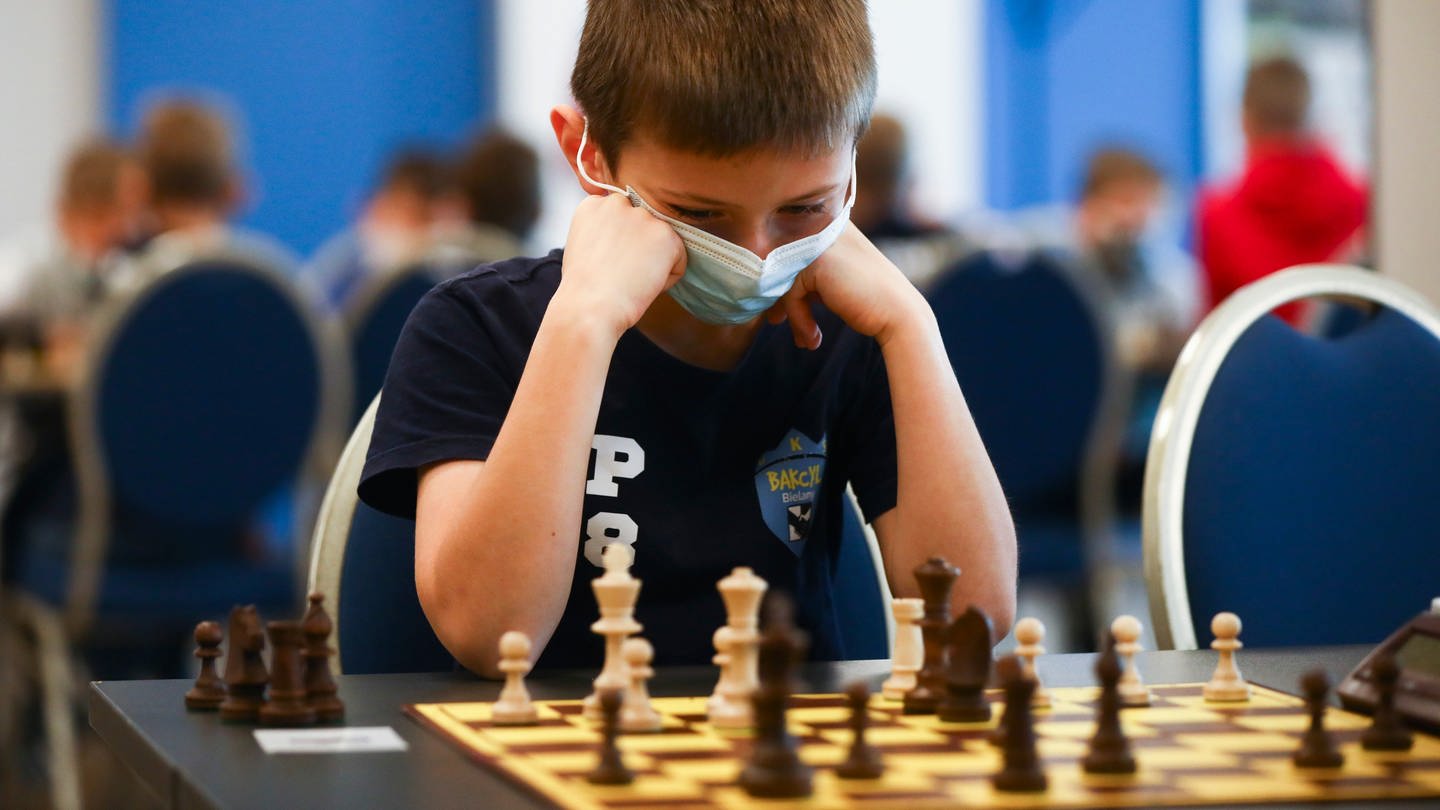 VIDEO  Schach macht schlau: Über 1.000 Grundschulkinder spielen