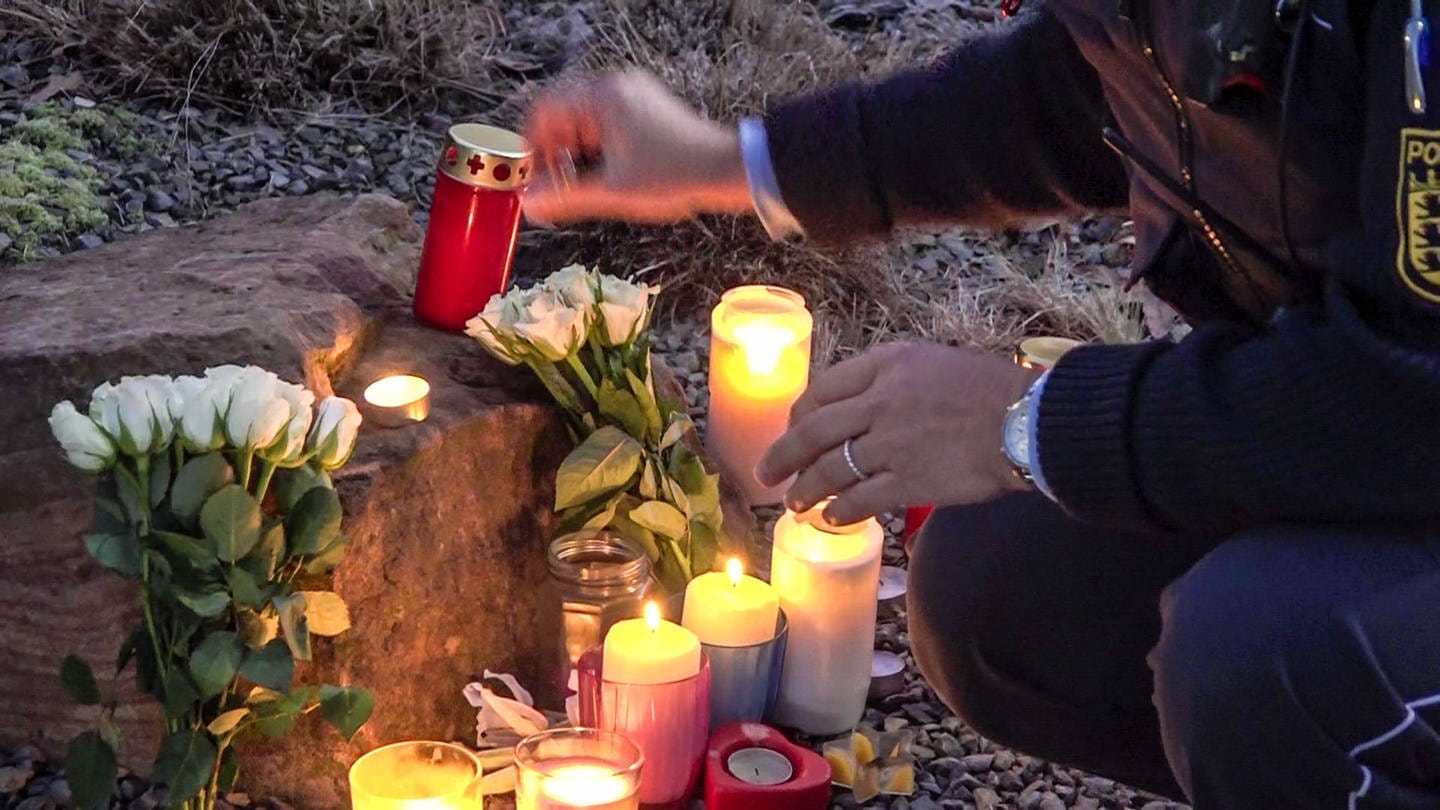 Kerzen und Blumen: Trauer nach dem Amoklauf auf dem Campusgelände der Universität Heidelberg, bei dem eine Studentin im Januar 2022 getötet worden war. Dem Täter, der sich vor der Tat zweitweise in psychiatrischer Behandlung befunden hatte, waren psychische Störungen bescheinigt worden.