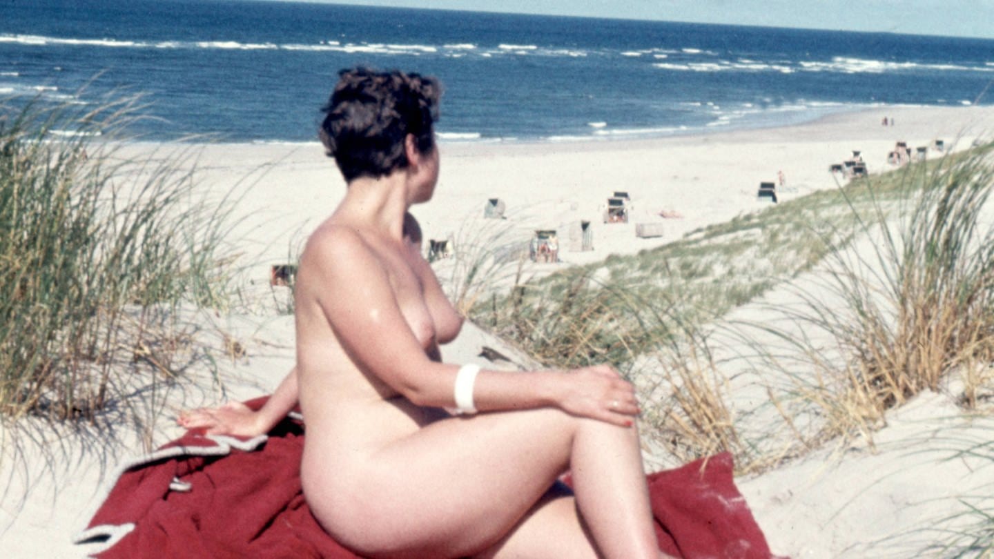 Frau am FKK-Strand in der DDR der 1960er-Jahre: Die Einstellung zur Nacktheit wandelt sich. War die Freikörperkultur in der DDR noch ein Massenphänomen, verliert sie seit Jahren an Bedeutung