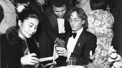 John Lennon, his wife Yoko Ono and Muhammad Ali on January 20, 1977 at the Kennedy Center in Washington, DC.  You are attending the gala in honor of President-elect Jimmy Carter on the eve of his inauguration.  (Photo: picture-alliance / Reportdienste, picture alliance / ASSOCIATED PRESS)