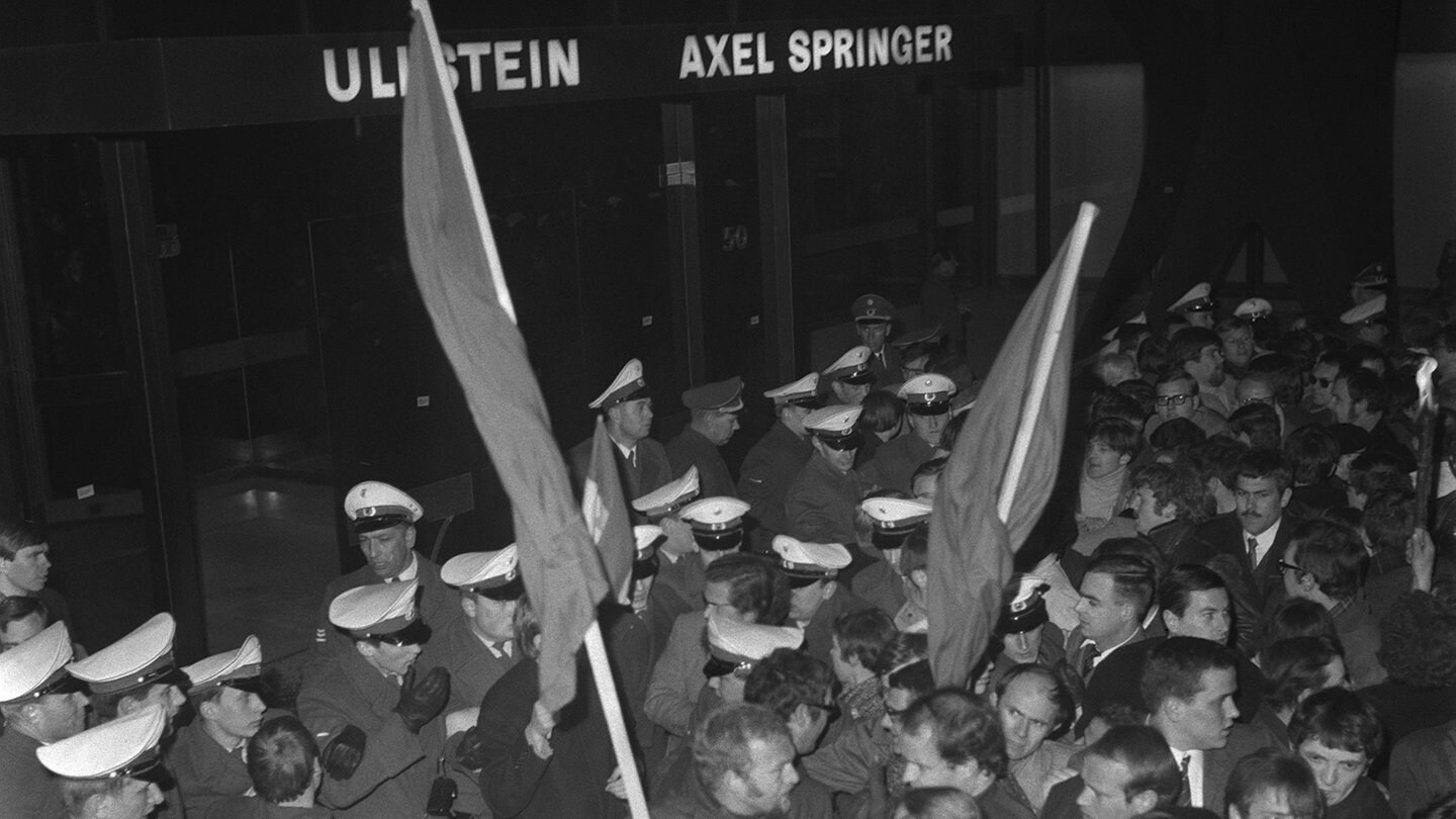 ARCHIV ** Rund 5.000 Menschen werden am 12. April 1968 von Berliner  Polizisten vor dem Springer-Hochhaus in der Kochstrasse in Schach gehalten.  Am 11. April 2008 jaehrt sich das Attentat auf