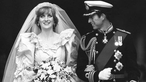 Schwarz-weiß Aufnahme von Prinzessin Diana und Prinz Charles am Tag ihrer Hochzeit