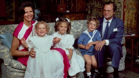 Schwedische Königsfamilie: Königin Silvia und König Carl Gustaf posieren mit ihren Kindern auf dem Sofa