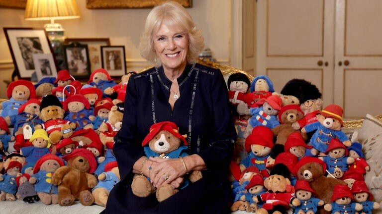 King Consort Camilla met een set Paddington-poppen (Foto: picture-alliance/Reportdienste, dpa/Buckingham Palace/PA Media | Chris Jackson)