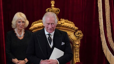 König Charles III. und seine Gemahlin Camilla während des Accession Council im St. James's Palace. Der britische König Charles III. wird am 6. Mai 2023 in London gekrönt.