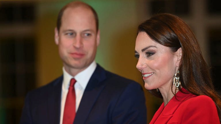 Der britische Prinz William und Kate, die Prinzessin von Wales, nehmen an einer Veranstaltung zum Start der Kampagne "Shaping Us" in der BAFTA in London teil. Kate trägt einen roten Blazer und große Ohrringe, während Prinz WIlliam eine rote Krawatte trägt und sie von der Seite anschaut. Die Kampagne soll das Bewusstsein für die einzigartige Bedeutung der frühen Kindheit schärfen.