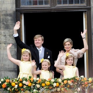 Die niederländische Königsfamilie auf dem Balkon des Palastes in Amsterdam: König Willem-Alexander und Königin Máxima.