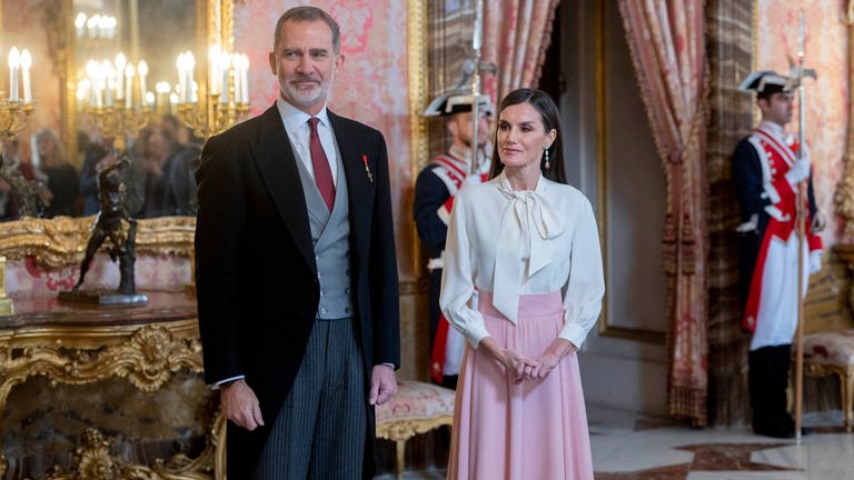 Die spanische Königin Letizia in einem langen, fließenden rosa Rock während des Empfangs im Königshaus.