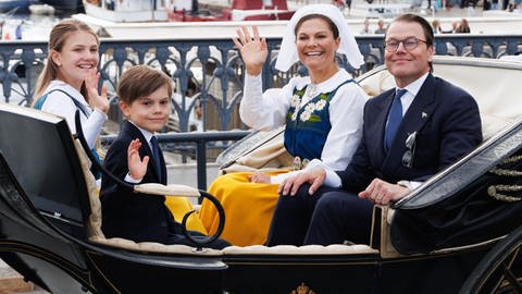 Kronprinzessin Victoria mit Prinz Daniel und Prinzessin und Oscar und Estelle von Schweden von der königlichen Familie verlassen den Palast in Stockholm bei der Feier des Nationalfeiertages von Schweden.