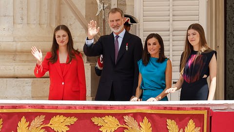 Der spanische König Felipe und Prinzessin Leonor winken neben Königin Letizia und Prinzessin Sofia.