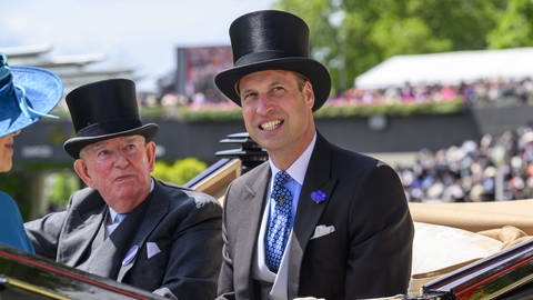Prinz William mit Zylinder in der Kutsche beim Pferderennen in Ascot.
