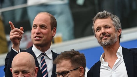 Prinz William und Dänemarks König Frederik X. vor Spielbeginn des EM-Spiels Dänemark gegen England auf der Tribüne.