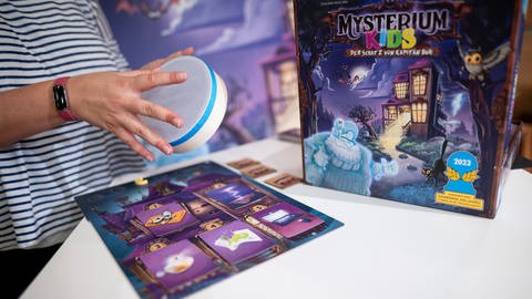 Ein Spiel, in dem die jungen Spielenden sich mit einer Trommel verständlich machen müssen: Als "Kinderspiel des Jahres 2023" wurde vergangenes Jahr "Mysterium Kids" ausgezeichnet.