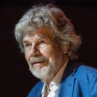 Reinhold Messner: Porträtaufnahme des berühmten Bergsteigers vor schwarzem Hintergrund