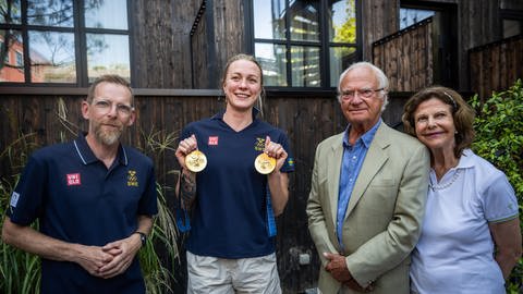 Jakob Forssmed, der schwedische Sportminister, König Carl Gustaf und Königin Silvia von Schweden posieren für ein Foto mit Sarah Sjöström von der schwedischen Wassersportnationalmannschaft.