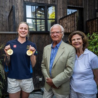 Jakob Forssmed, der schwedische Sportminister, König Carl Gustaf und Königin Silvia von Schweden posieren für ein Foto mit Sarah Sjöström von der schwedischen Wassersportnationalmannschaft.