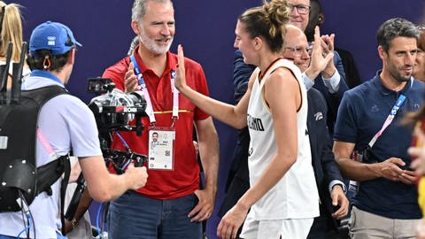 König Felipe von Spanien klatscht bei den Olympischen Spielen eine deutsche Spielerin beim 3x3 Basketball ab.