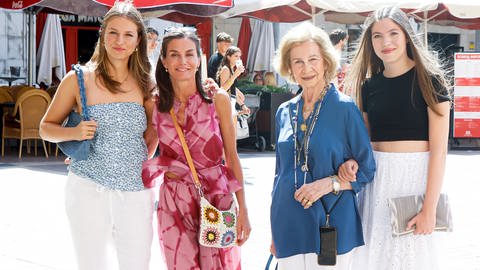 Drei Generationen im Mallorca-Urlaub: Königin Letizia von Spanien,ihre Schwiegermutter Prinzessin Sofia und die Prinzessinnen Leonor und Sofia.