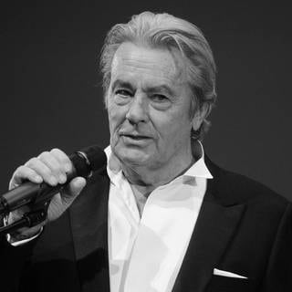 Schwarz-weiß Foto des französischen Sängers und Schauspielers Alain Delon