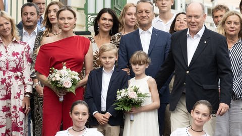 Gruppenfoto beim traditionellen Picknick "U Cavagnetu" mit den Ehrengästen Fürst Albert, Fürstin Charlène und ihre Kinder.