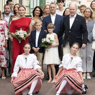 Gruppenfoto beim traditionellen Picknick "U Cavagnetu" mit den Ehrengästen Fürst Albert, Fürstin Charlène und ihre Kinder.