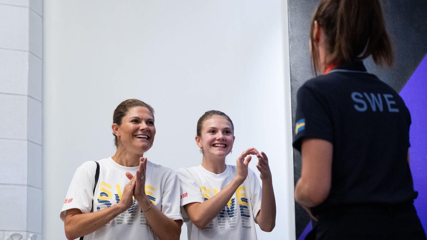 Kronprinzessin Victoria und Prinzessin Estelle von Schweden mit Anna Beck während einer Medaillenfeier in der schwedischen Botschaft.