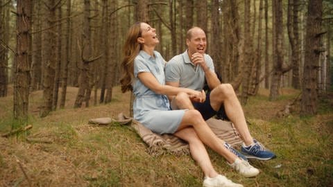 Dieses vom Kensington-Palast zur Verfügung gestellte Foto zeigt Kate (l), Prinzessin von Wales, und William, Prinz von Wales. Die Prinzessin von Wales teilte mit, dass sie ihre Chemotherapie abgeschlossen hat.